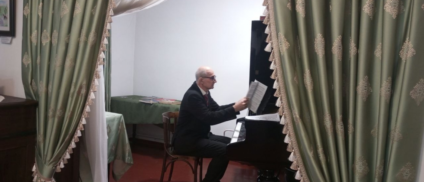 «Рояль был старый, фирмы Беккера…»