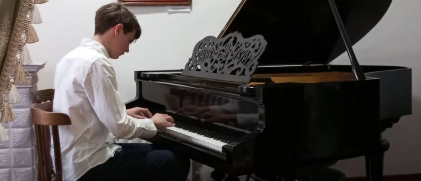 «Весна как трель серебряного смеха…»